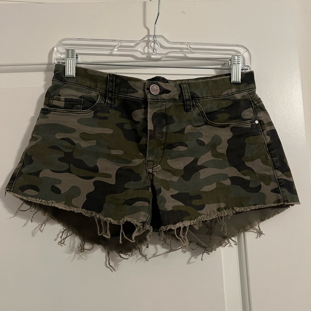 BlankNYC camo low rise denim shorts size 27